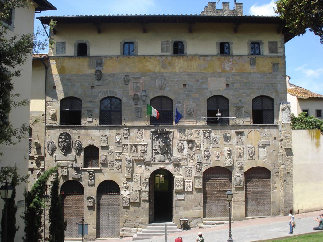 Biblioteca di Città di Arezzo. https://es.wikipedia.org