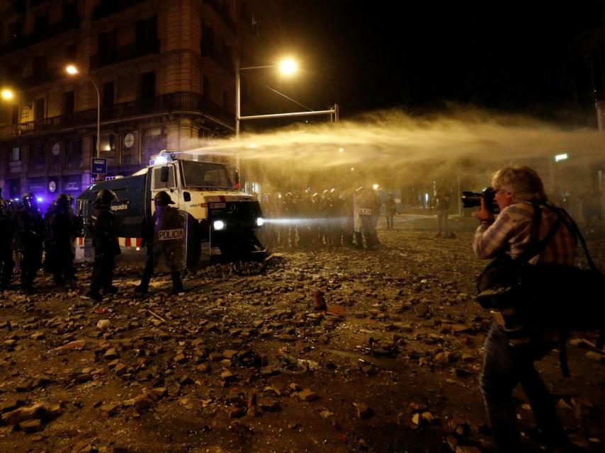 Los Mossos d'Esquadra usaron su tanqueta de agua por primera vez durante los disturbios de la noche de este viernes. La adquirieron en 1994 y nunca antes la habían usado.