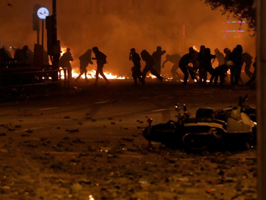 Los radicales se desplegaron en pequeños grupos por calles más allá del centro de Barcelona, originando altercados para desgastar a las fuerzas policiales.