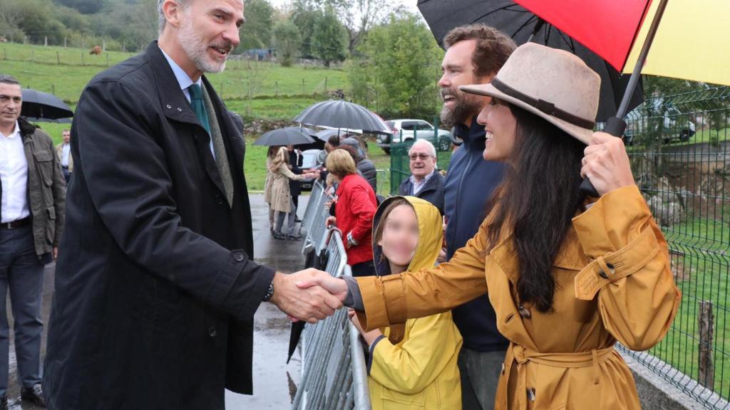 Felipe VI saluda a Rocío Monasterio e Iván Espinosa de los Monteros.