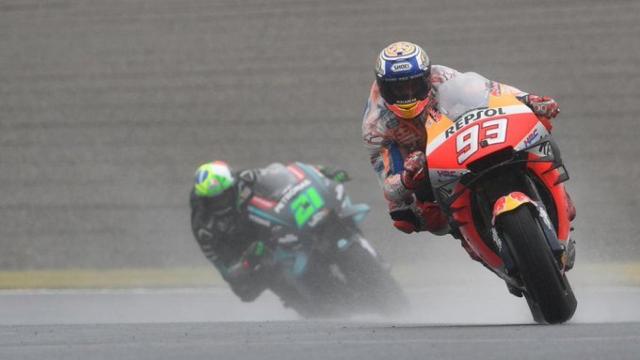 Márquez, seguido de Morbidelli, durante la segunda jornada del Gran Premio de Japón.