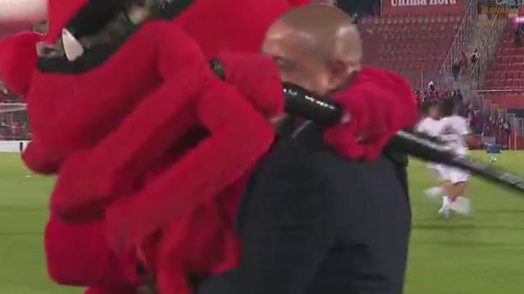 Roberto Carlos y la mascota del Mallorca