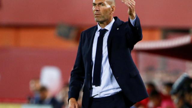 Zidane da órdenes a sus jugadores en Mallorca