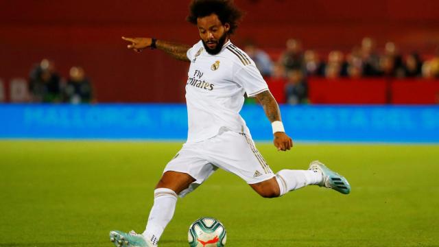 Marcelo centrando un balón