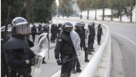 Agentes de Policía Nacional toman posiciones.