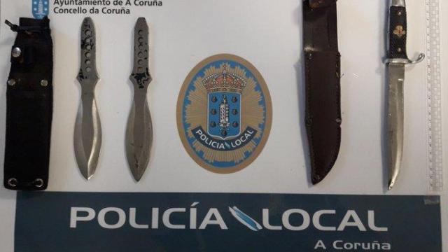 Un vecino de A Coruña portaba dos puñales de doble filo y un cuchillo de 15 cm por la calle