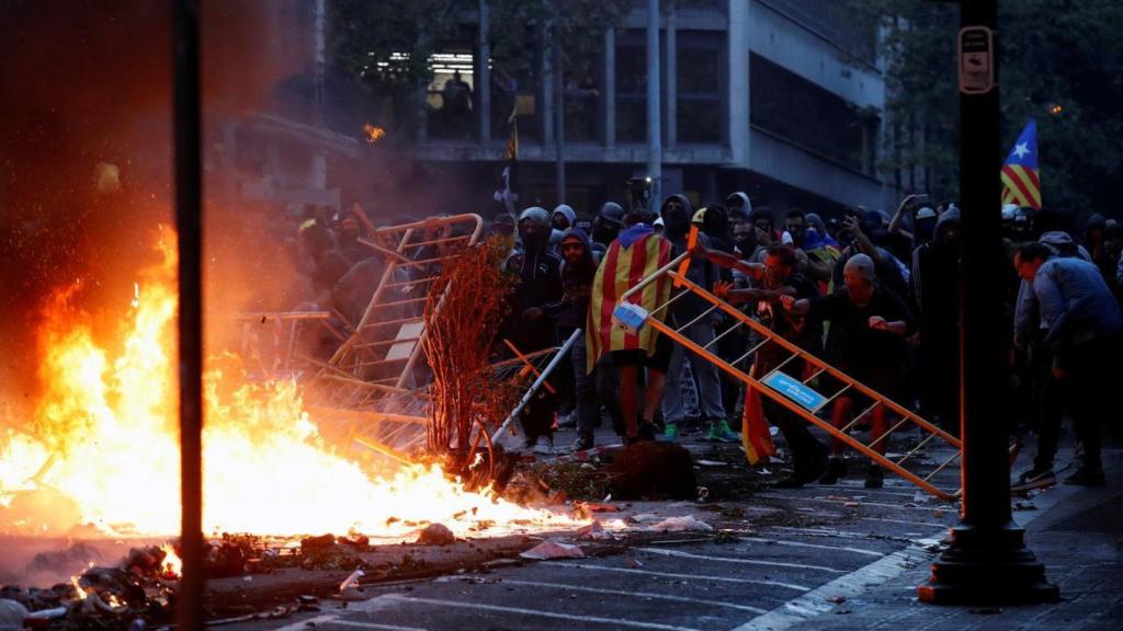 Mnifestantes violentos durante la protesta en Vía Laietana (Barcelona) de este pasado viernes.