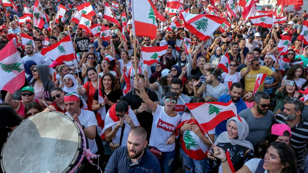 Miles de personas salen a la calle para exigir cambios en la política.