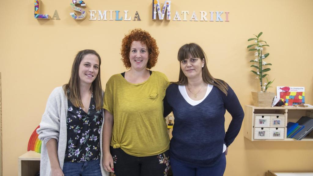 Ana, Esther y Ana Isabel, fundadoras de la escuela activa 'La Semilla Matariki'.