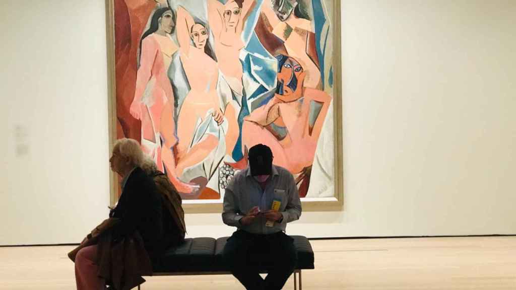 Varias personas frente al famoso cuadro de Picasso: 'Las señoritas de Avignon'.