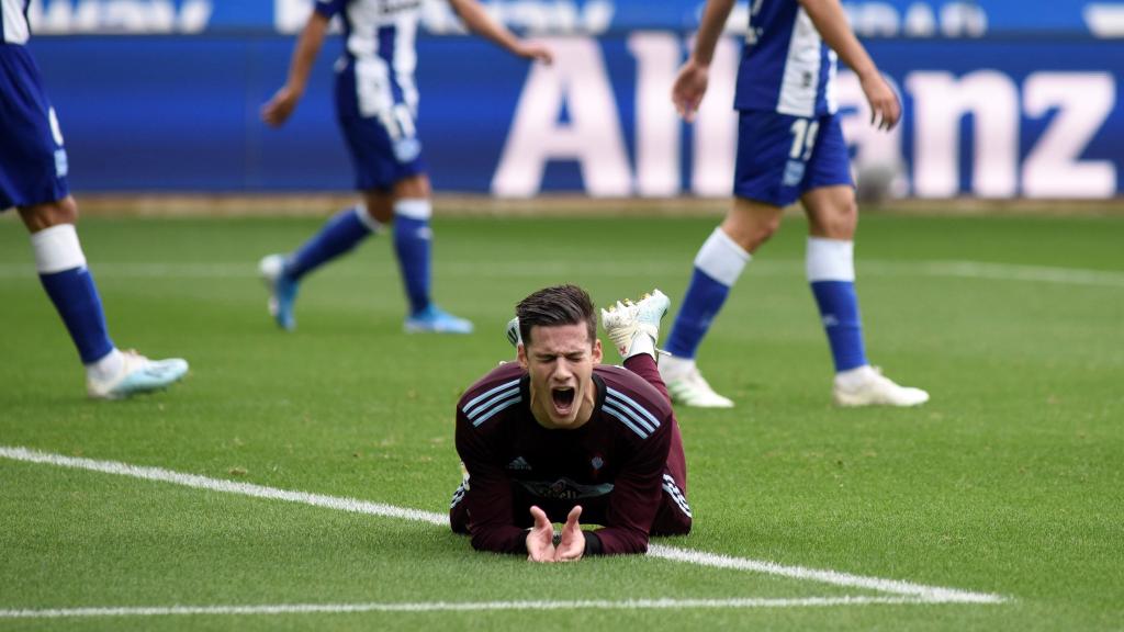 Santi Mina se lamenta sobre el césped