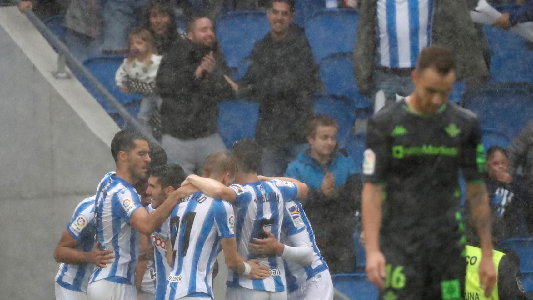 Los jugadores de la Real Sociedad celebran uno de los goles