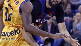 Mirotic ante Demonte Harper en el Barcelona - Herbalife Gran Canaria