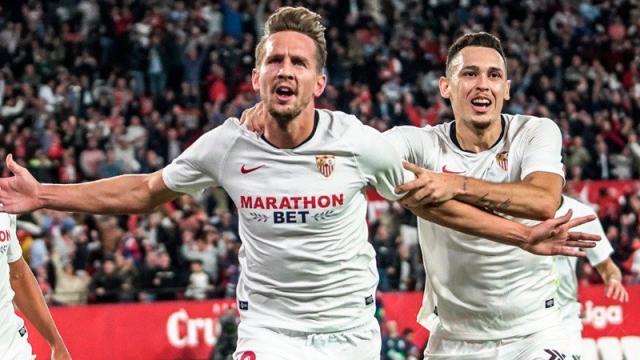 Luuk de Jong celebra su gol con el Sevilla ante el Levante en La Liga