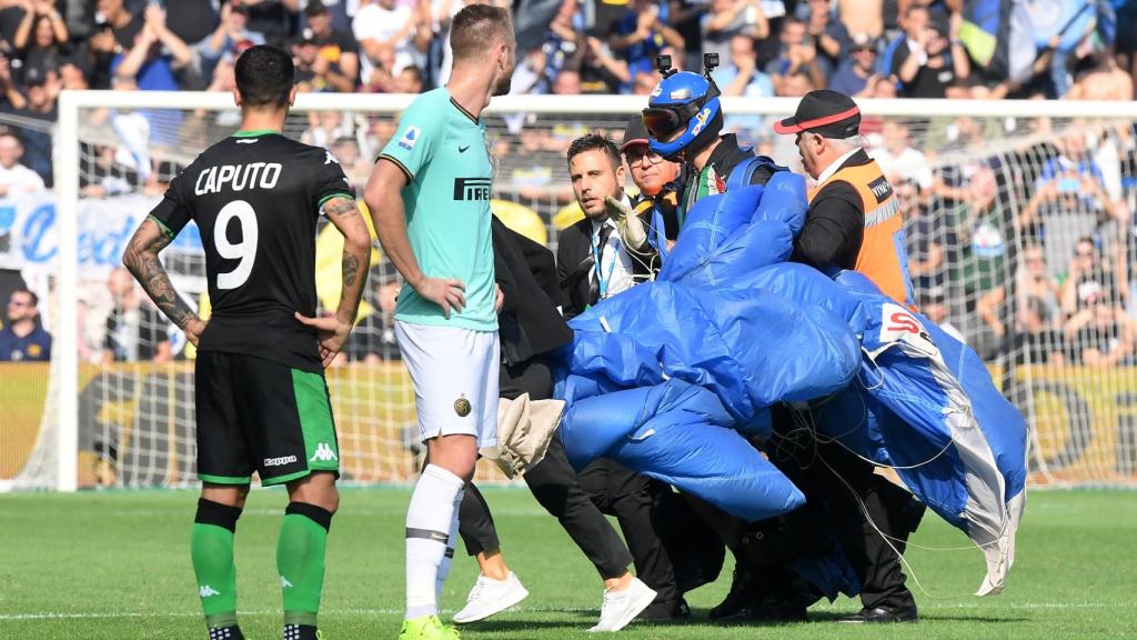 Un paracaidista aterriza en el centro del campo durante el Sassuolo - Inter de Milán