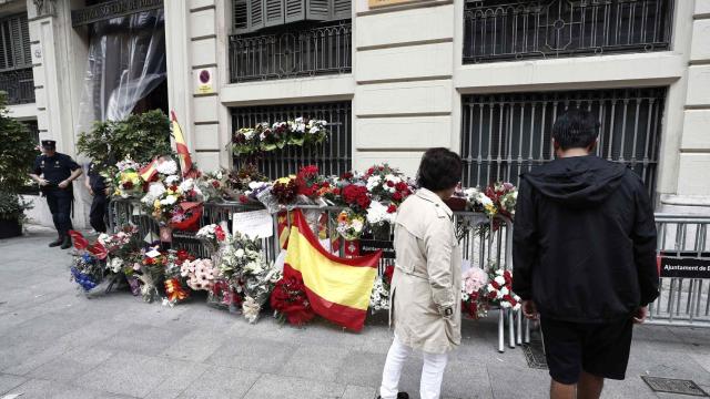 Ramos de flores frente a la Jefatura tras las noches de gran violencia de los radicales independentistas.