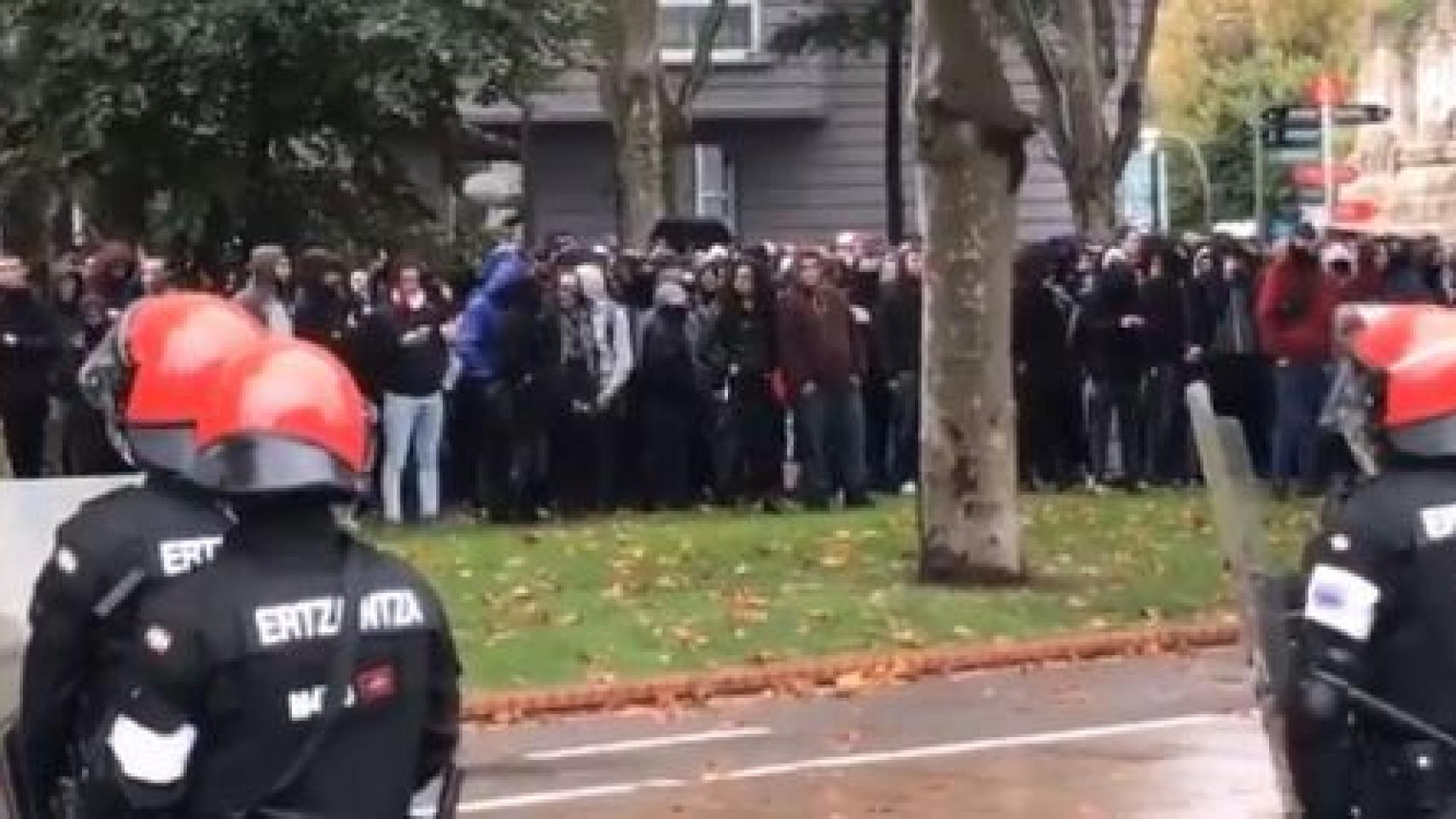 La Ertzaintza contiene la manifestación en Bilbao.