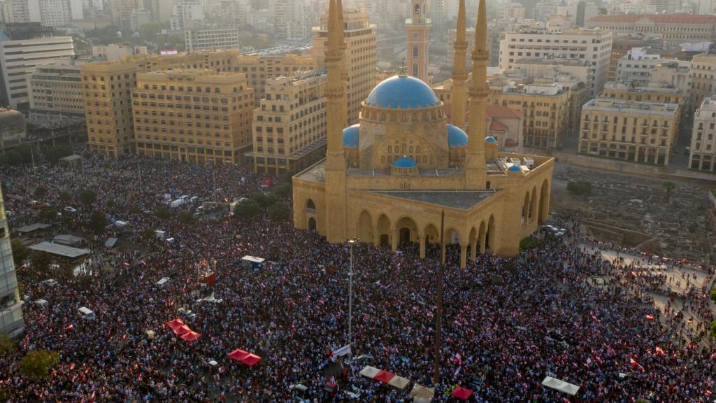 Miles de personas se concentran frente a la mezquita Mohammad Al-Amin (conocida como la 'Mezquita Azul'), en el centro de Beirut.