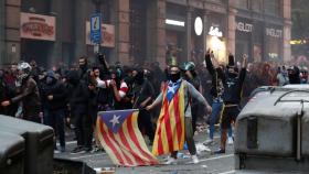 Jóvenes radicales en las protestas del pasado viernes por las calles de Barcelona.