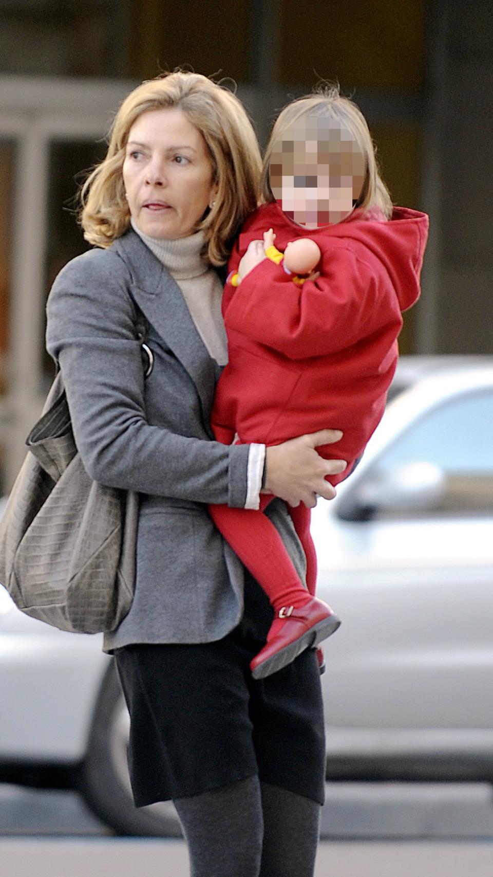 Mariola Martínez Bordiú con su nieta por las calles de Madrid.