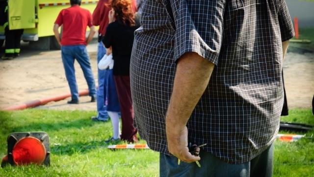 Una persona con una prominente barriga.