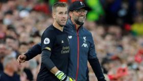 Adrián San Miguel y Jürgen Klopp con el Liverpool.