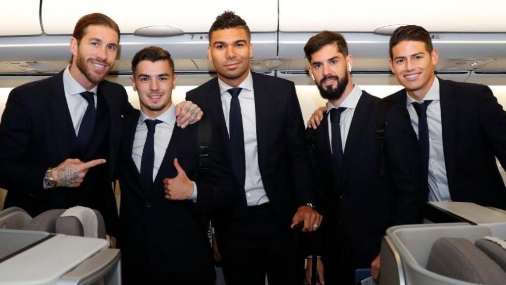 Los jugadores del Real Madrid en el avión.