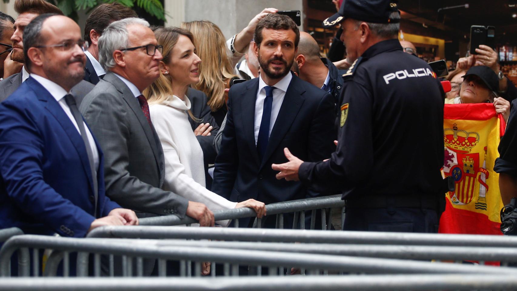 Pablo Casado, Cayetana Álvarez de Toledo, Alejandro Fernández y Josep Bou ante las puertas de la Jefatura Superior de Policía de Barcelona, este lunes.