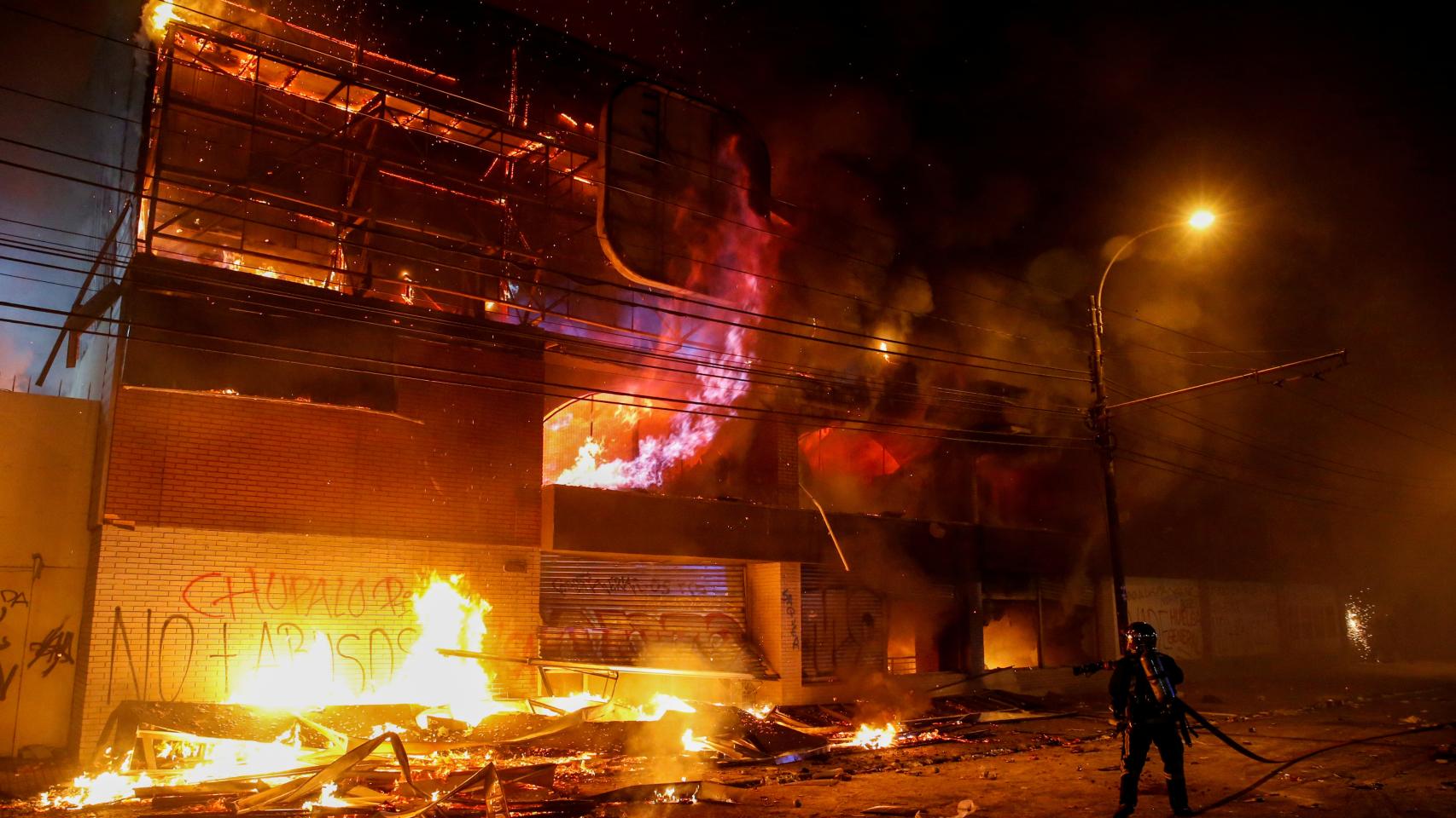 Un supermercado de Santiago, pasto de las llamas.
