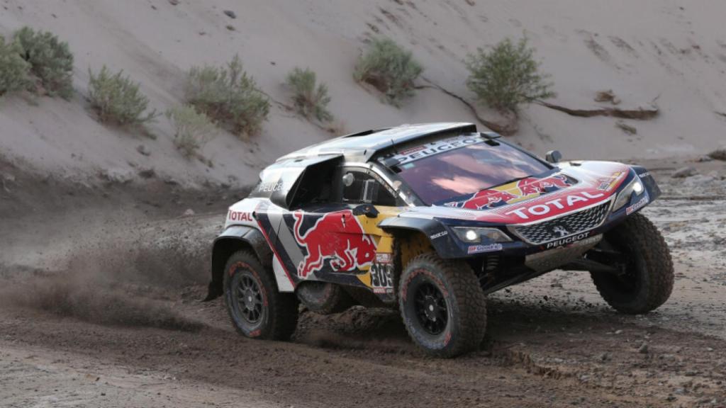 Carlos Sainz en una etapa del Dakar.