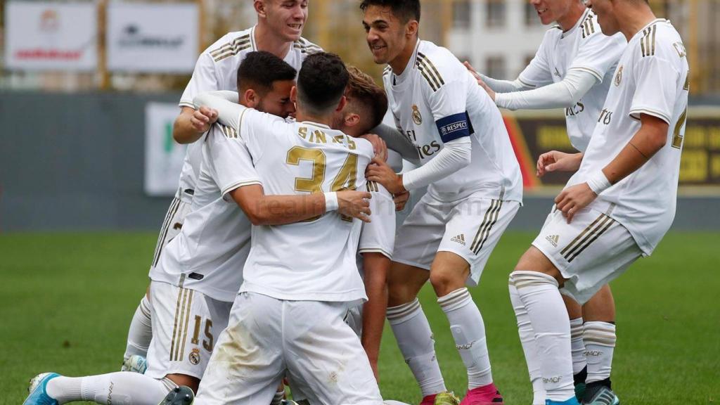 Piña del Juvenil A del Real Madrid en la UEFA Youth League 2019/2020