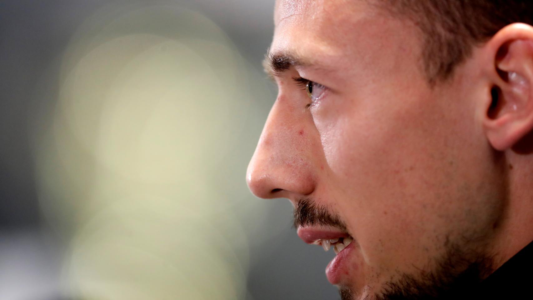 Clément Lenglet, en rueda de prensa