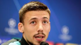 Clément Lenglet, en rueda de prensa