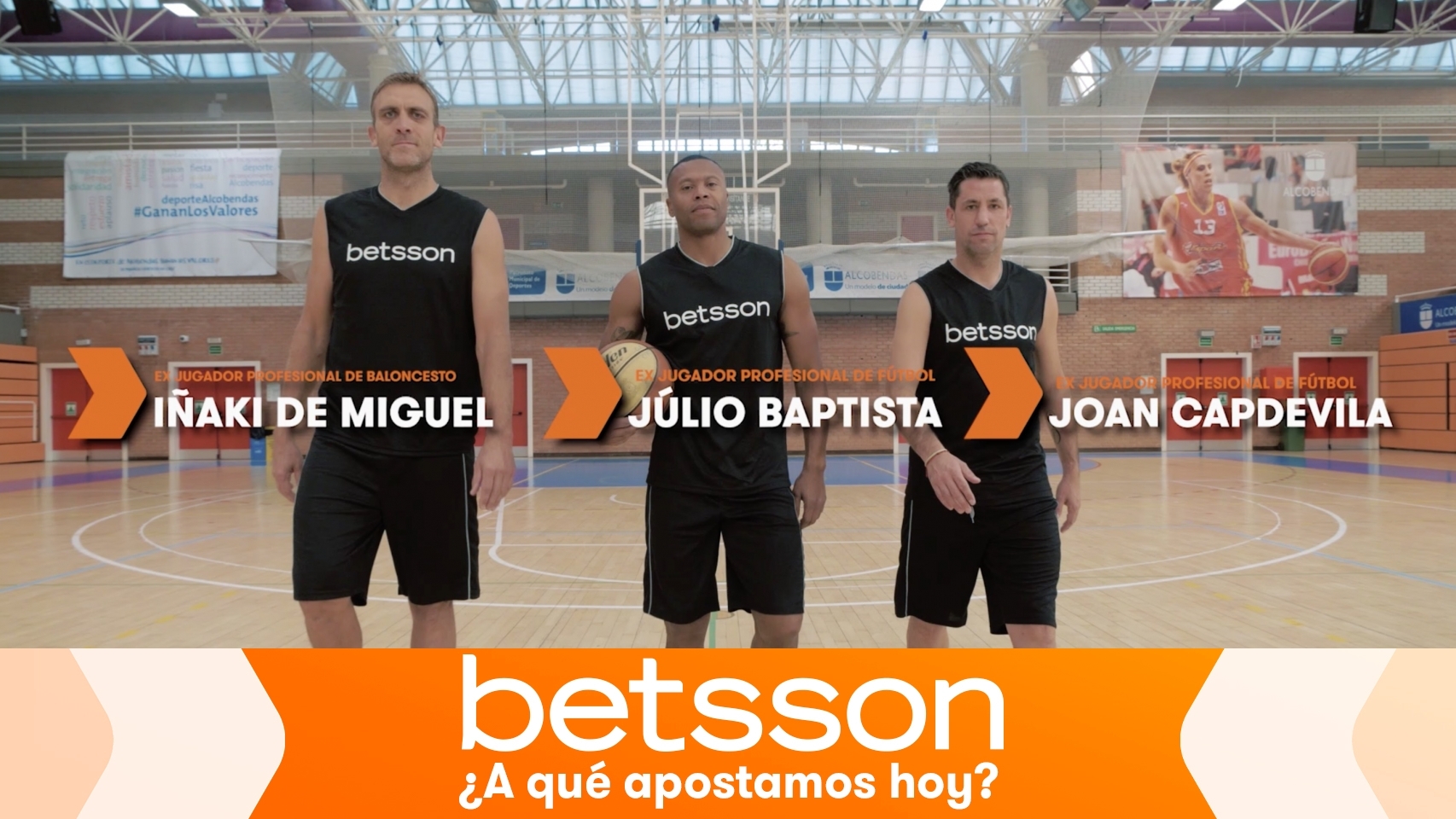 Júlio Baptista y Joan Capdevila se retan en una pista de baloncesto