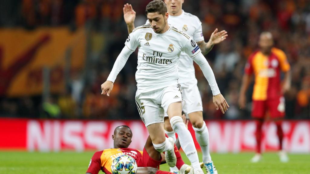 Fede Valverde evita la presión de un jugador del Galatasaray