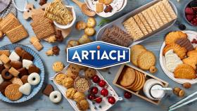 El logo de Artiach con un surtido de galletas de sus marcas.