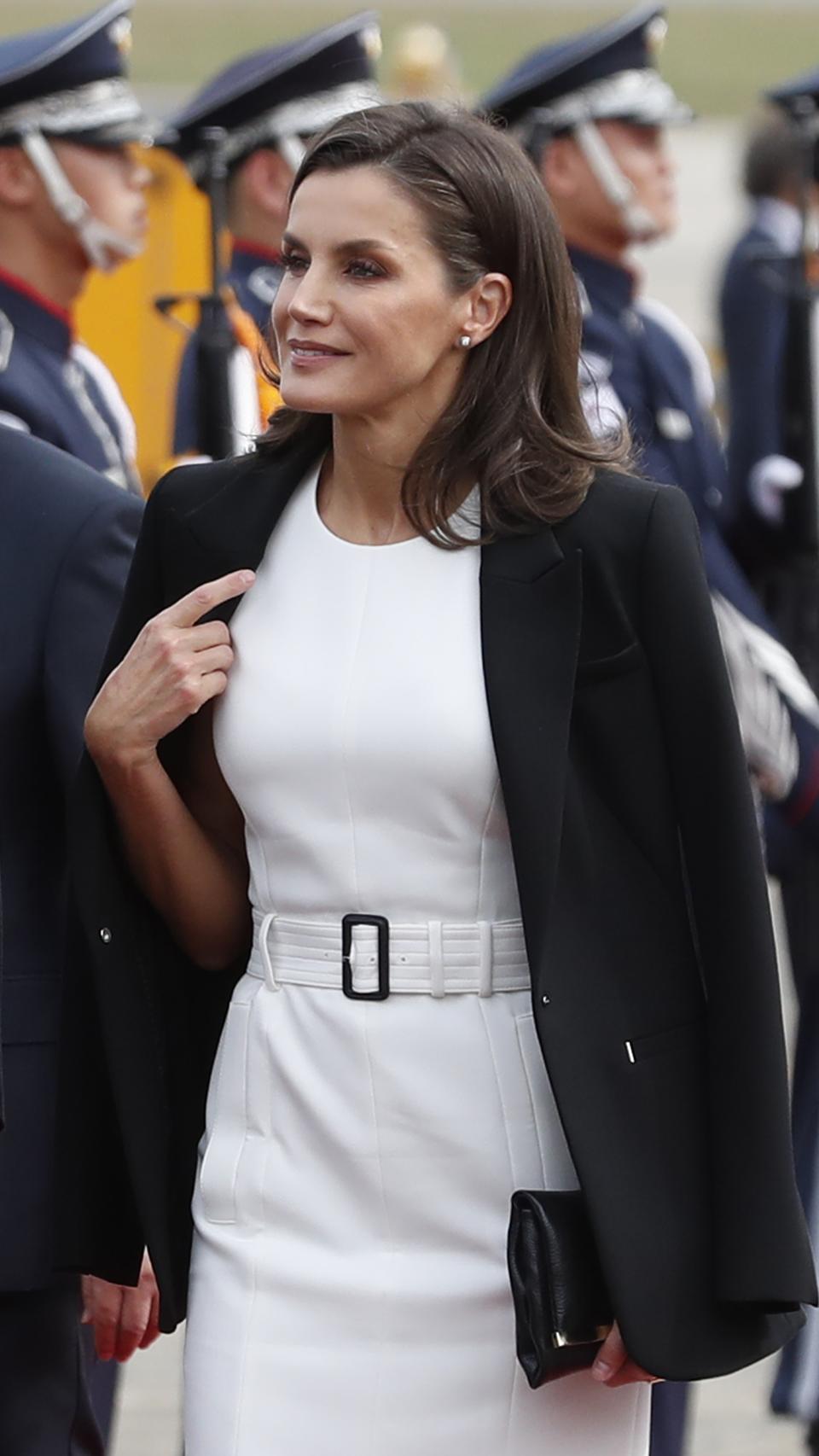 Detalle de la blazer que ha lucido Letizia en su llegada a Corea del Sur.