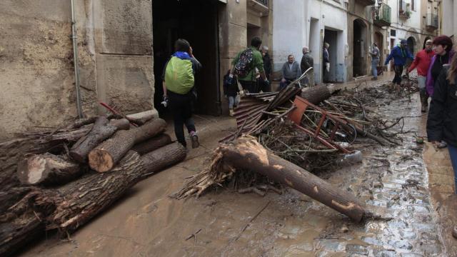 Operarios y vecinos realizan tareas de desescombro y limpieza en L'Espluga de Francolí (Tarragona).