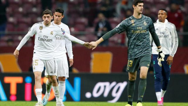 Courtois, felicitado por Valverde en Estambul