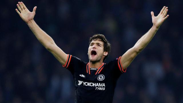 Marcos Alonso frente al Ajax