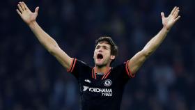 Marcos Alonso frente al Ajax