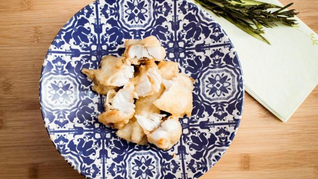 Pescado rebozado, jugoso, crujiente por fuera y nada aceitoso