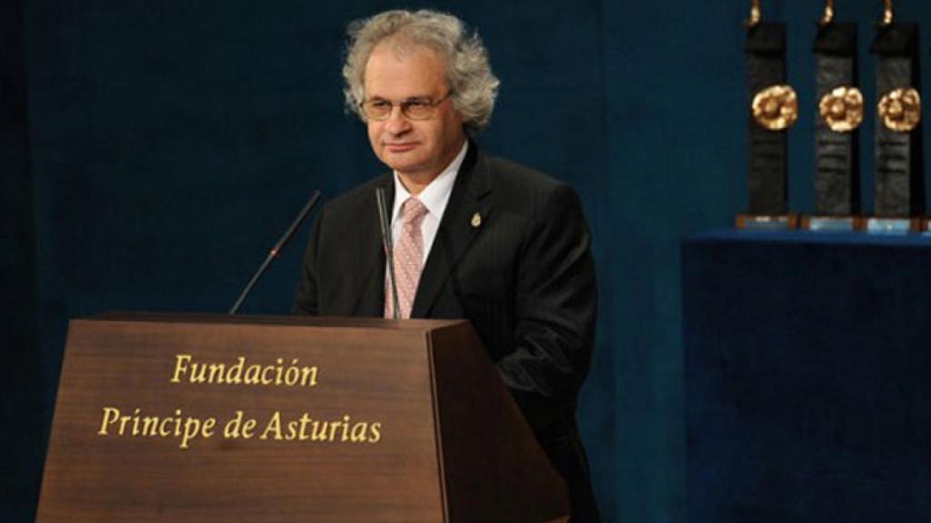 Amin Maalouf leyendo su discurso en Oviedo