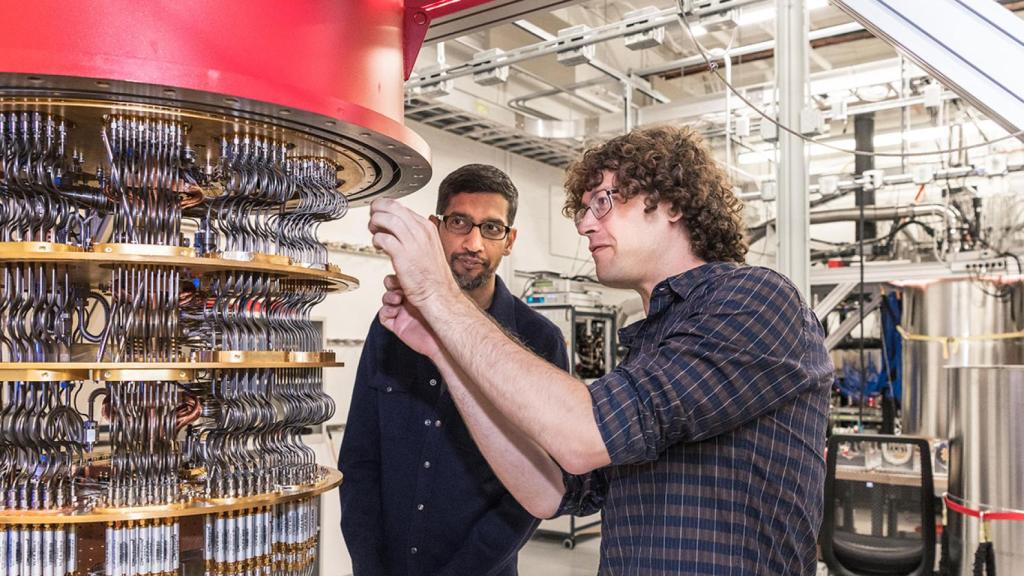 Sundar Pichai, CEO de Google, y  Daniel Sank junto al ordenador cuántico dela compañía.