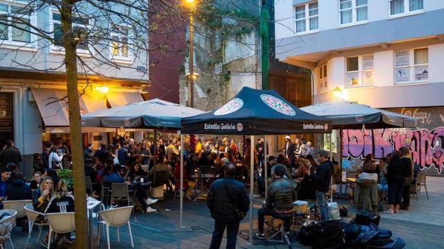 Ambiente en la plaza José Sellier