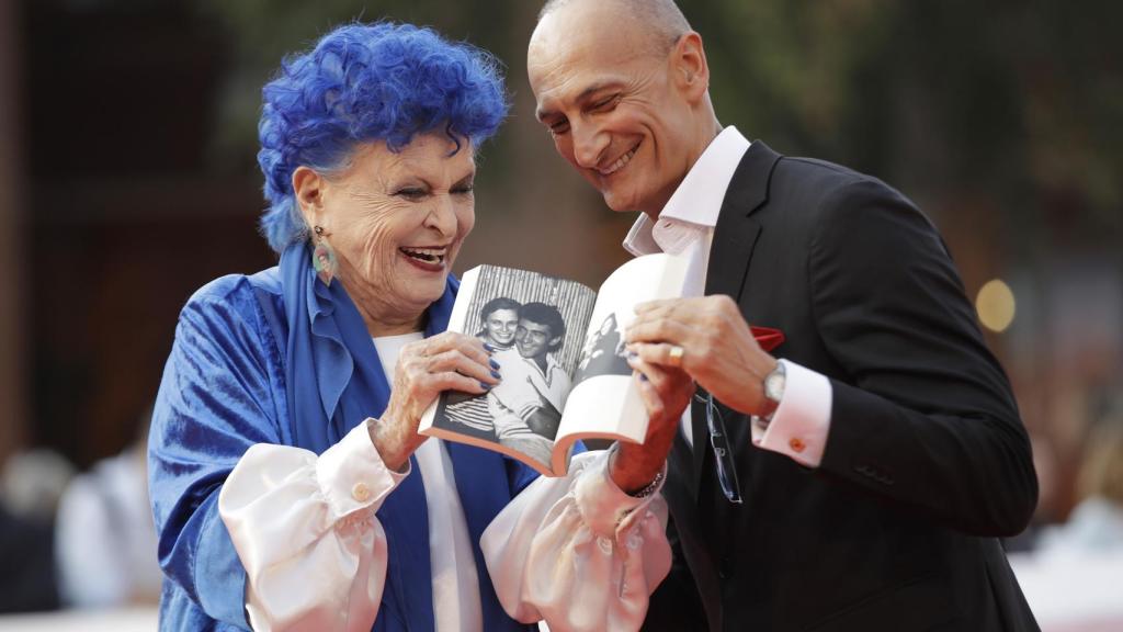 Lucía Bosé junto al escritor que ha realizado su biografía.