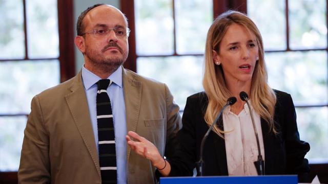 La portavoz del PP en el Congreso y cabeza de lista por Barcelona el 10-N, Cayetana Álvarez de Toledo, y el presidente de PPC, Alejandro Fernández, durante la reunión que han mantenido con representantes del mundo educativo y universitario catalán.