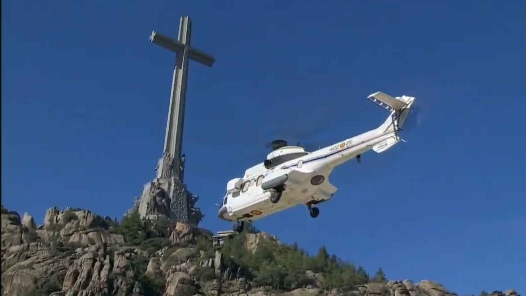 El helicóptero con los restos mortales de Francisco Franco, durante la exhumación del cadáver del dictador del Valle de los Caídos, el 24 de octubre de 2019.