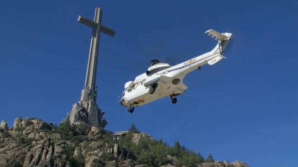 El helicóptero con los restos de Franco abandona el Valle de los Caídos.