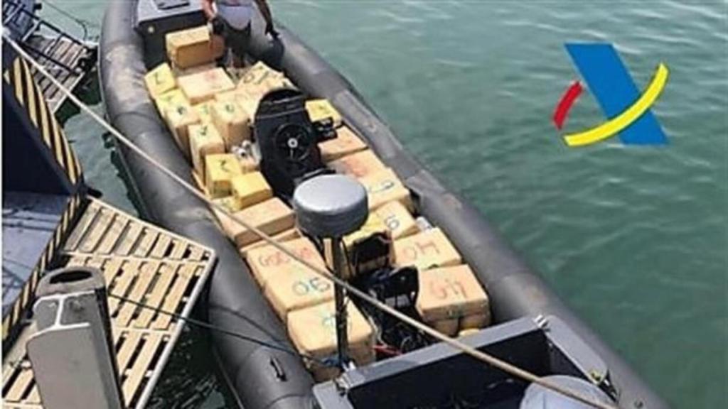 Una lancha cargada de hachís, decomisada por las autoridades policiales cerca de la desembocadura del río Guadalquivir.